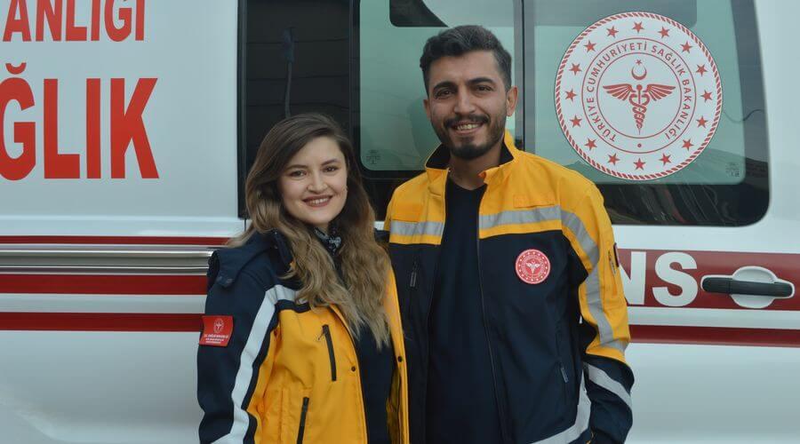 Sağlık çalışanı çift aynı ambulansta hastaların imdadına yetişiyor