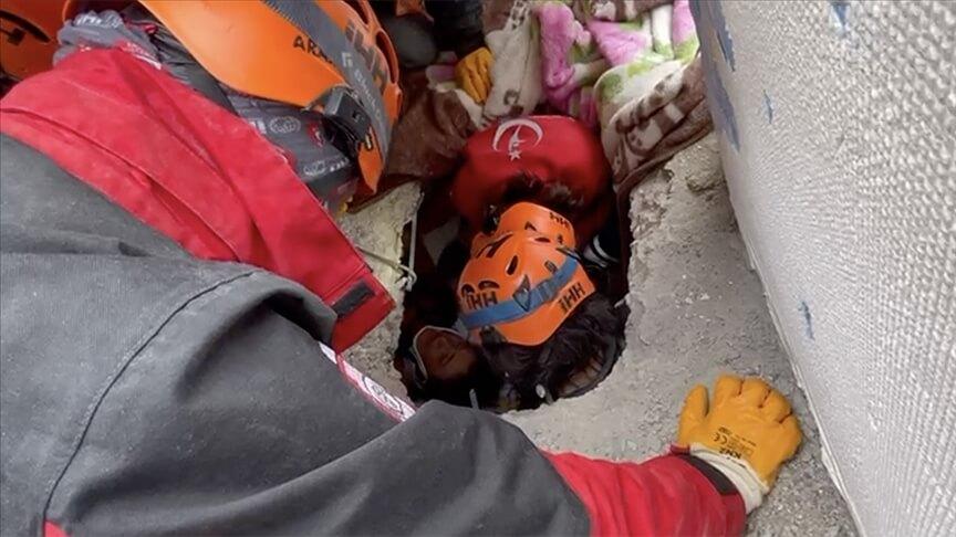 Enkazdan kurtarılan çifte ilk müdahaleyi sağlık çalışanı kızları yaptı