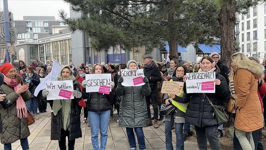 Almanya'da muayenehanelerde çalışan sağlık personeli 'uyarı grevi' yaptı