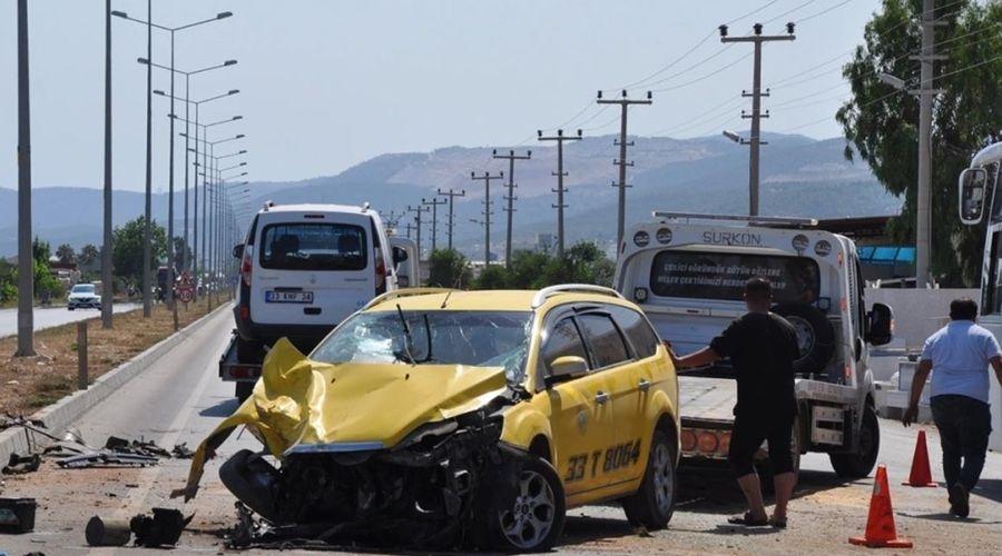 Mersin'de trafik kazası: 3'ü sağlık çalışanı 5 kişi yaralandı