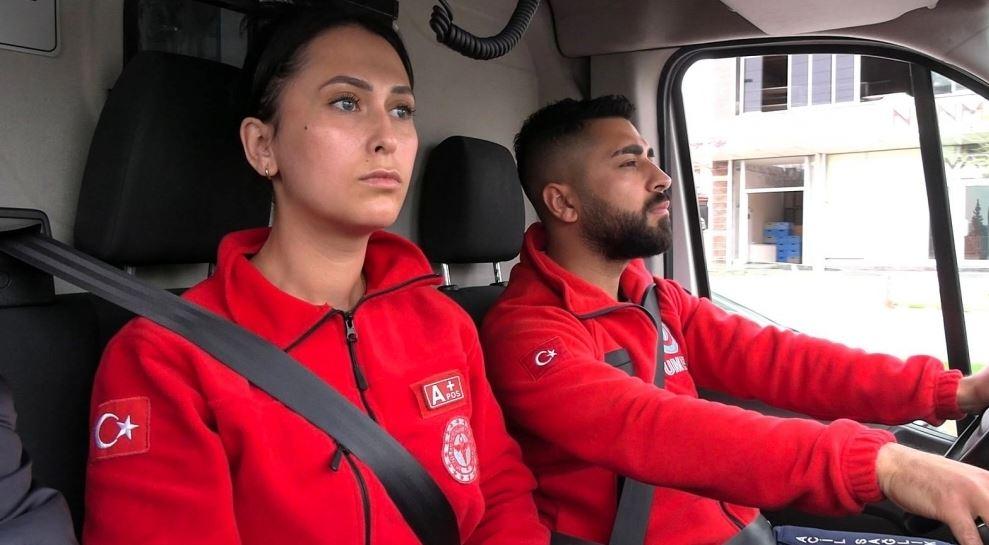 Ailesini güvenli yere bırakıp depremzedelerin yardımına koştu