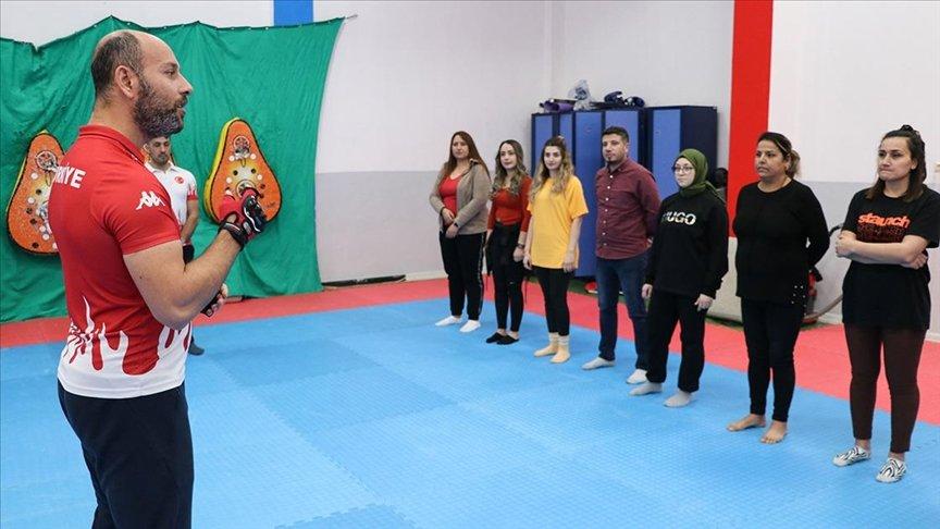 Sağlık çalışanı kadınlar şiddete karşı savunma sporları öğreniyor