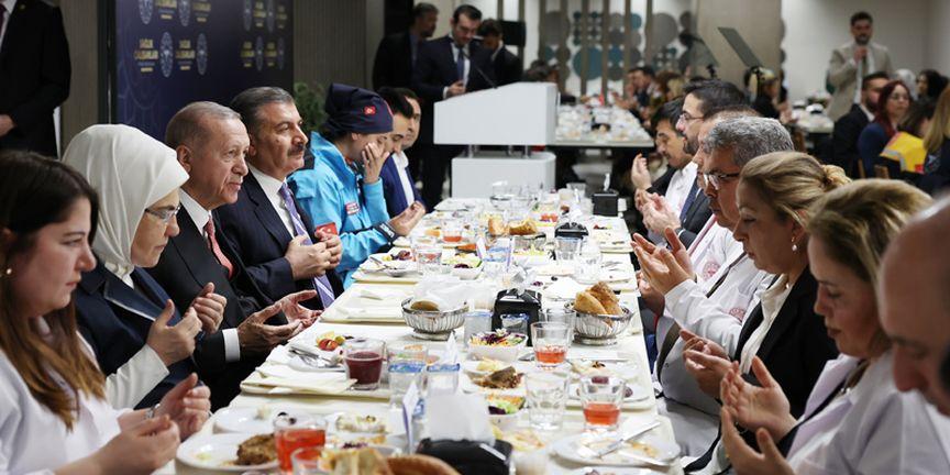 Cumhurbaşkanı Erdoğan, sağlık çalışanlarıyla iftarda bir araya geldi