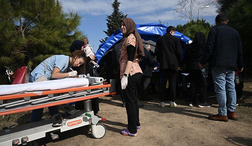 Depremin ardından tedbiren boşaltılan hastanenin sağlık hizmeti çadırlarda sürdürülüyor