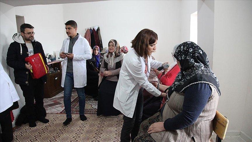 Bitlis'te köylere giden sağlık çalışanları vatandaşların sağlık taramasını yapıyor