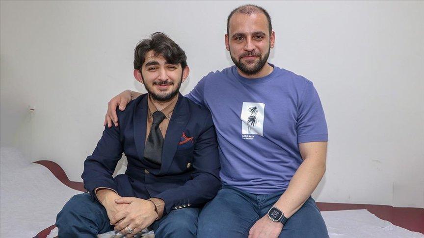 Doğuştan engelli şampiyon yüzücü, 'süper kahramanım' dediği doktoru sayesinde ayağa kalktı