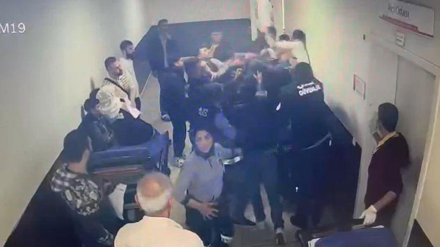 Sedyeden kalkıp kendisine müdahale eden doktora saldırdı! Serbest bırakıldı