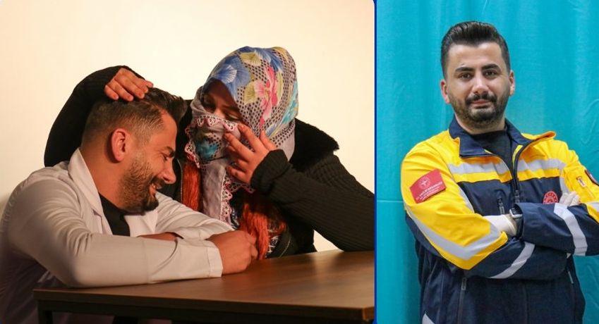 Sağlık çalışanı tiyatro sahnesinde izleyenleri eğlendiriyor