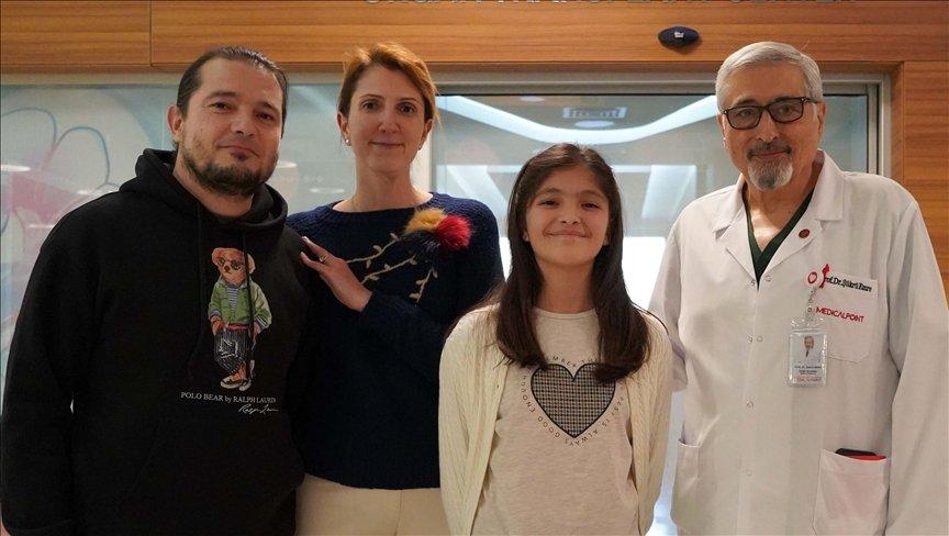 Bebekken kendisini hayata bağlayan doktora 'Kahramanım' kartıyla teşekkür etti