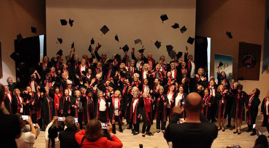 Tazelenme Üniversitesi'nden 82 öğrenci mezun oldu