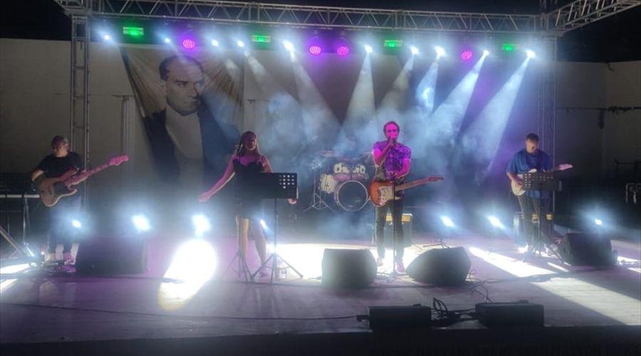 Doktorların kurduğu müzik grubu, sokak hayvanları için sahne aldı