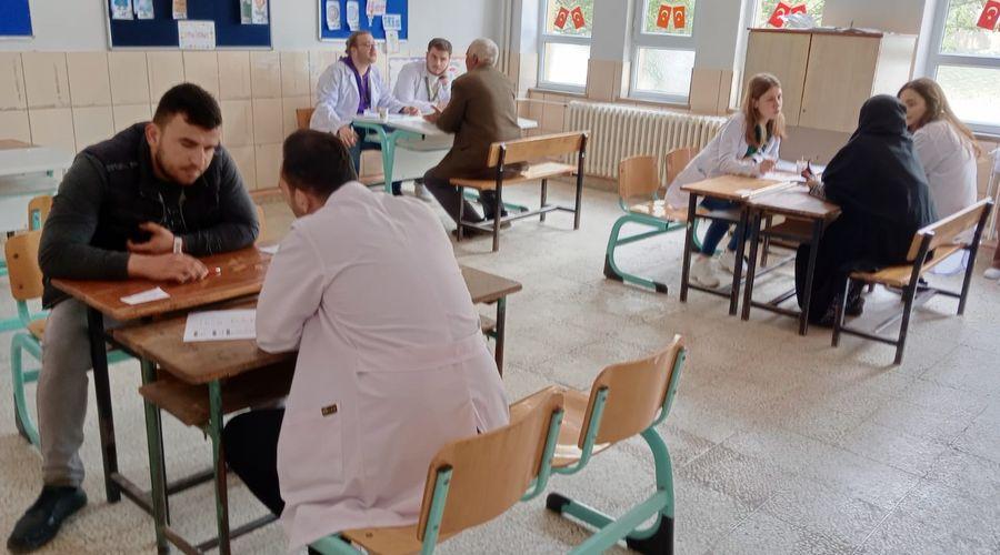 Tıbbiyelilerden alkışlanacak proje: Sıraları poliklinik masası, sınıfları koğuşa dönüştürdüler