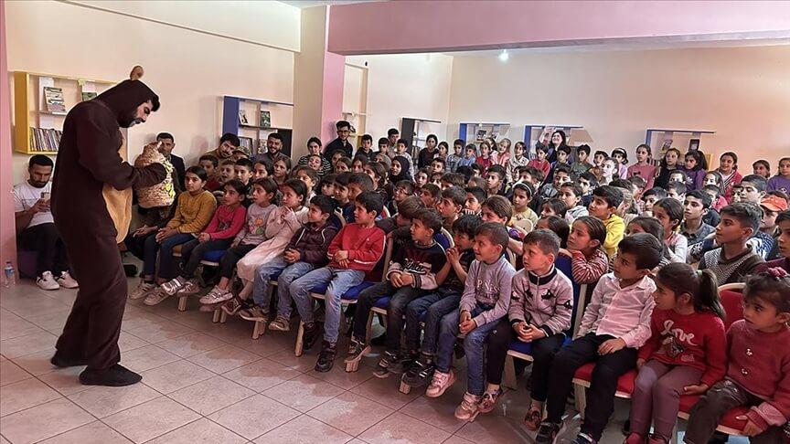 Sağlık çalışanı ve öğretmenlerden sınırın sıfır noktasında tiyatro gösterisi