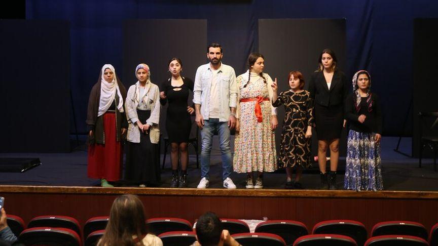'Kadına şiddet' ve 'çocuk gelin' konulu oyunla Türkiye birincisi oldular