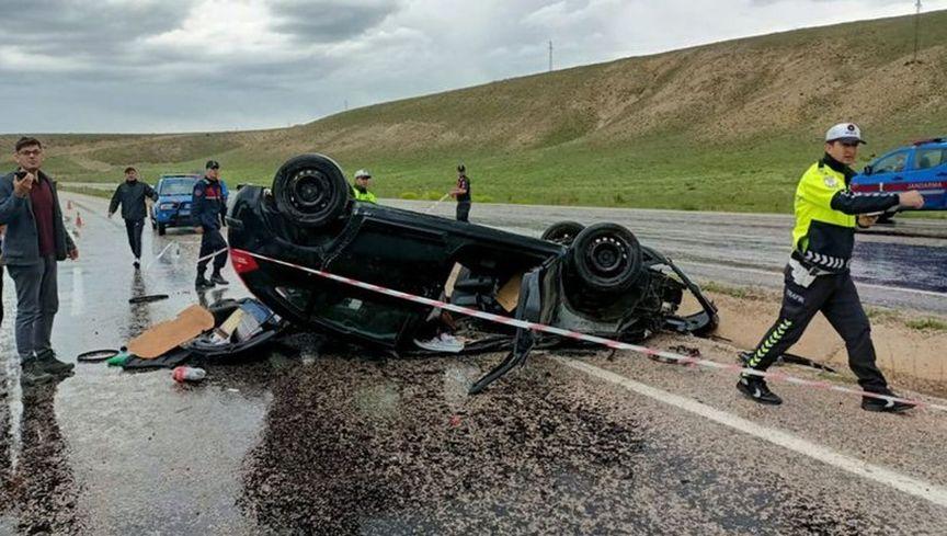 Sivas'ta trafik kazası: Sağlık personeli hayatını kaybetti, astsubay nişanlısı yaralandı