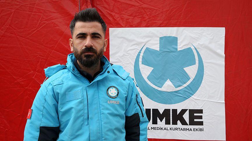 Enkazdan kurtulan UMKE gönüllüsü, depremzedelerin yaraları sarmaya çalışıyor