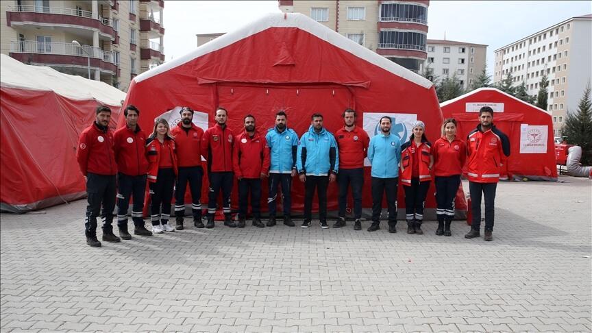 Van depremini yaşayan sağlık çalışanları Adıyaman'da enkazdan 40 kişiyi kurtardı