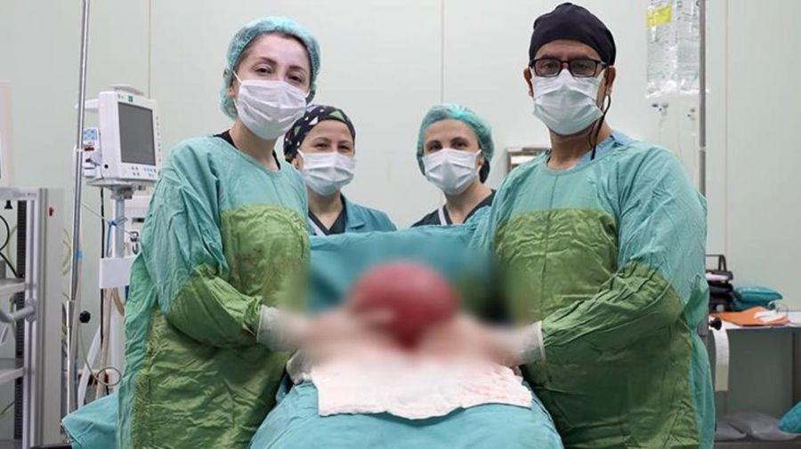 Karabük'te hastanın karnından 3 kilo 750 gram ur çıktı