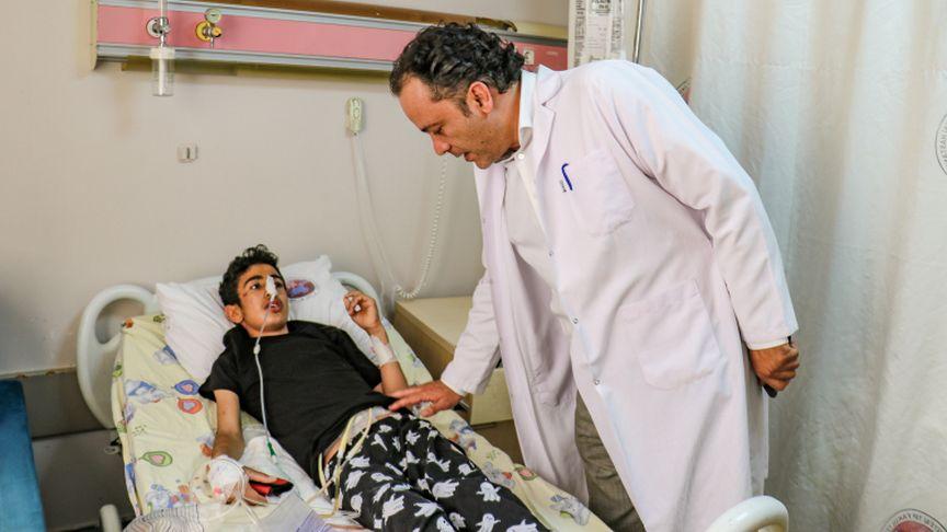 Van'da yabani ot yiyen çocuğun bağırsağı iki yerden delindi