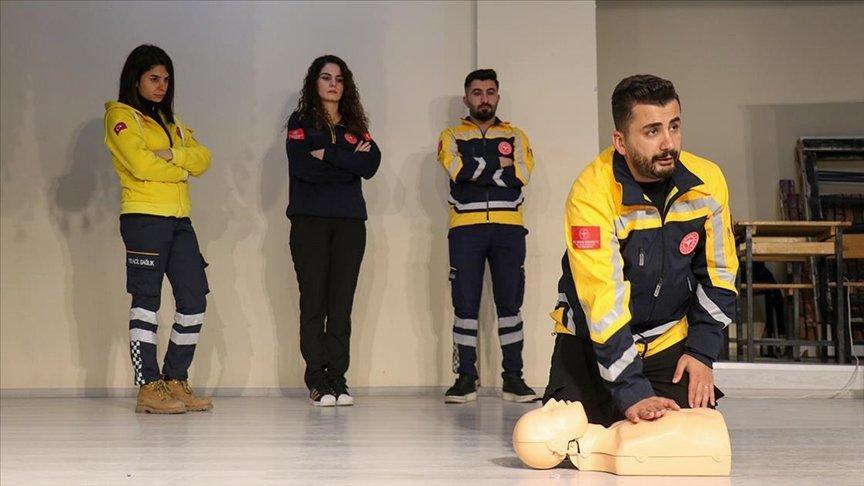 Van'da gönüllü sağlık çalışanları, öğretmenlere ilk yardımı anlattı