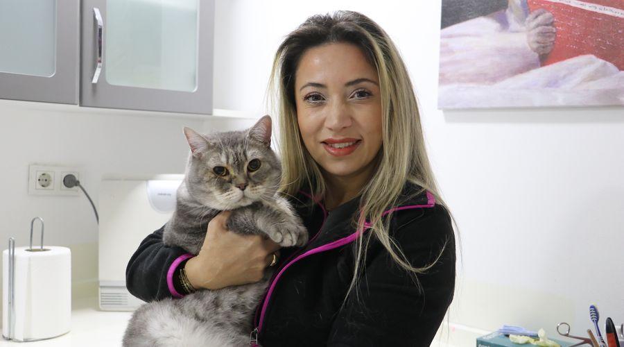 Evcil hayvan alerjisini aşıyla yendi: 20 yıldır kedi-köpek tedavi ediyor
