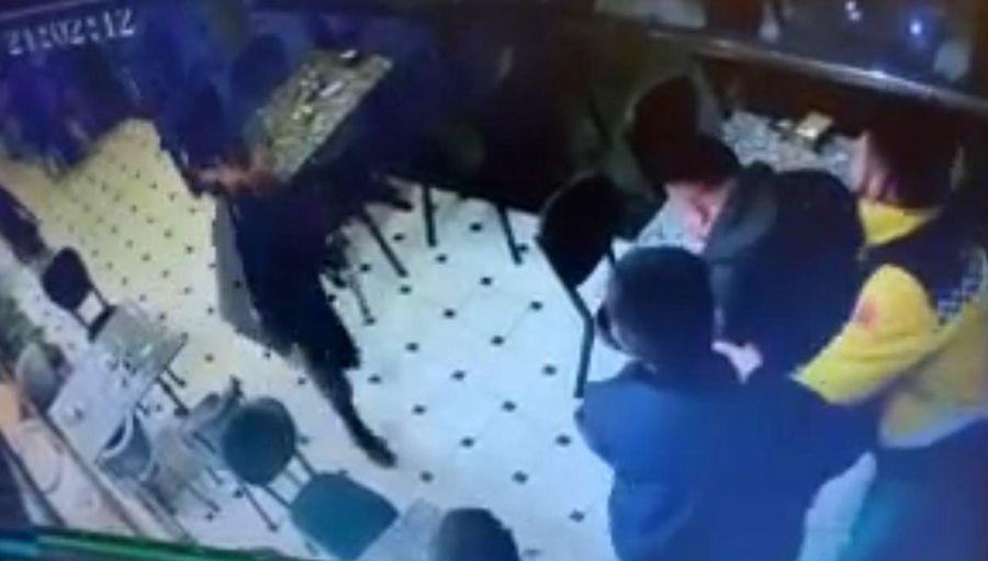Nefes borusuna tatlı parçası kaçtı, veteriner hekim Heimlich manevrası ile kurtardı