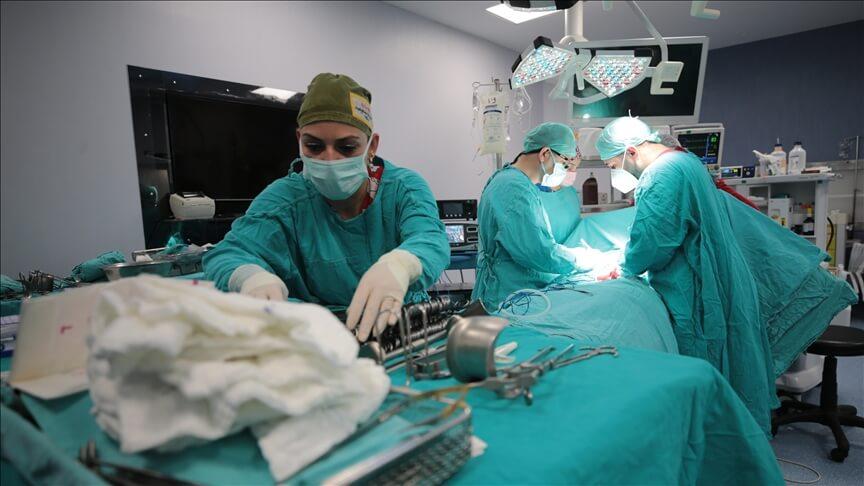 Antalya'da doktorlar, yeni yıla zamanla yarıştıkları organ nakillerinde girdiler