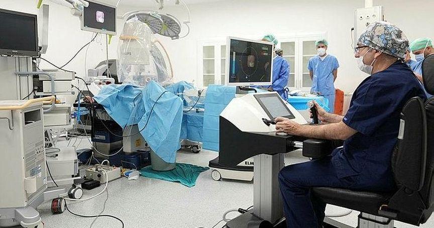 Dünyada ilk: Böbrek taşları yerli robotla kırıldı