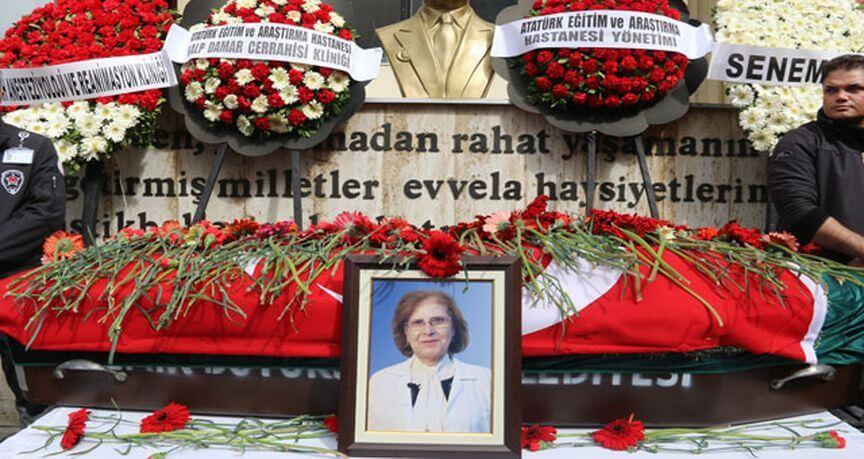 İzmir'de hayatını kaybeden 'yılın hekimi' için tören düzenlendi
