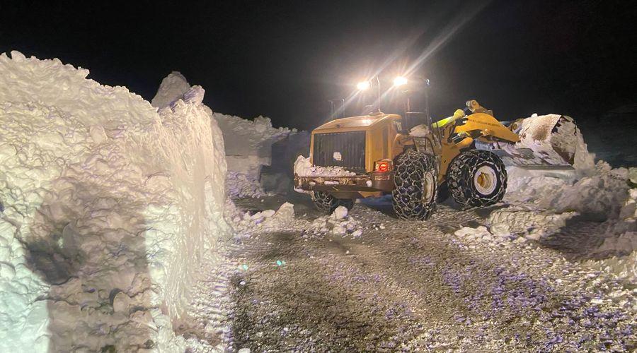 Yolu kar ve çığdan kapanan mahalledeki hasta çocuk, paletli ambulansla alındı