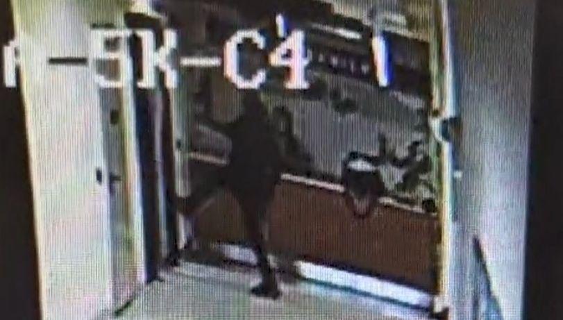 İstanbul'da ziyaret saati dışında hasta görmek isteyen avukat, içeri alınmayınca kapıyı tekmeledi