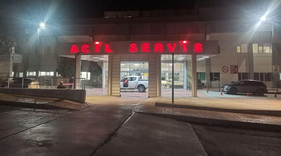 Refakat ettiği hastayı boynundan bıçakladı