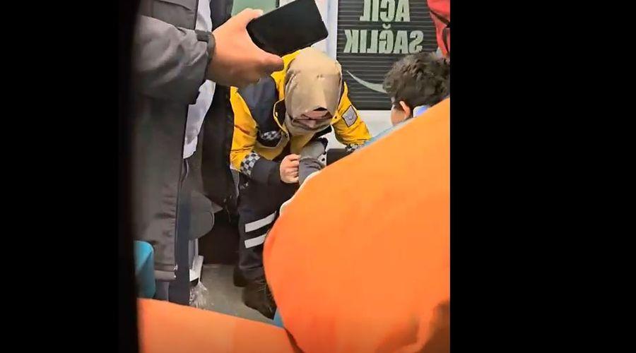 Acil tıp teknisyeni, kazada yaralanan çocuğa kendi çorabını giydirdi