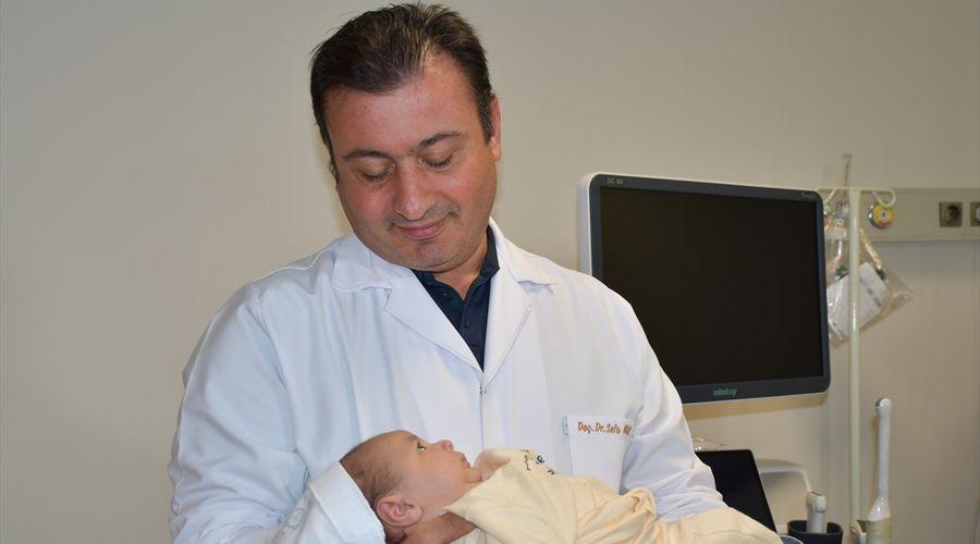 Tüp bebek tedavisiyle çocuk sahibi olan çift oğullarına doktorun adını verdi
