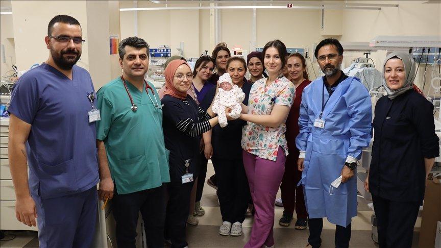 585 gram doğan bebek 107 gün sonra taburcu edildi