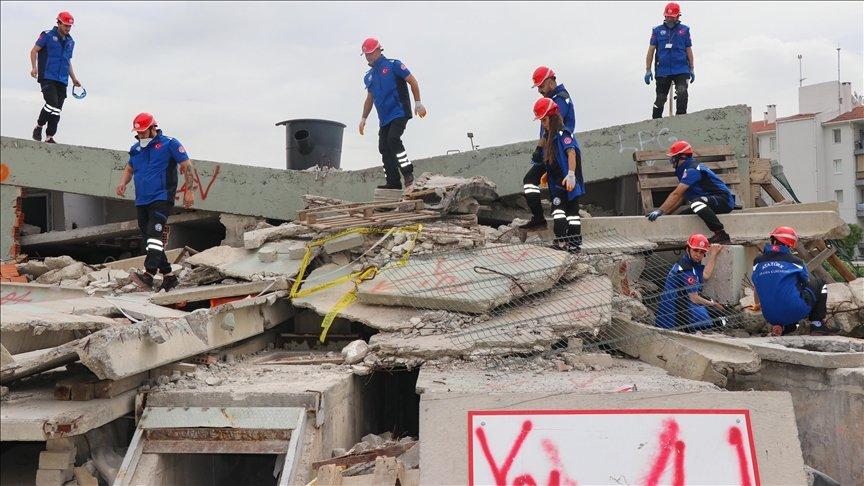 İzmir'de sağlık çalışanları afetlerde can kurtarmak için arama kurtarma ekibi kurdu