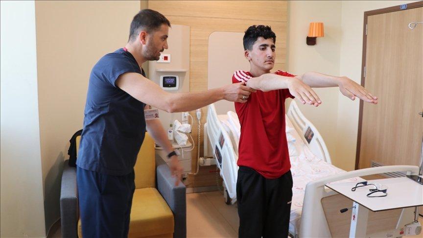 Kamburundan kurtulan zorbalık mağduru çocuk eğitimine devam edip doktor olmak istiyor