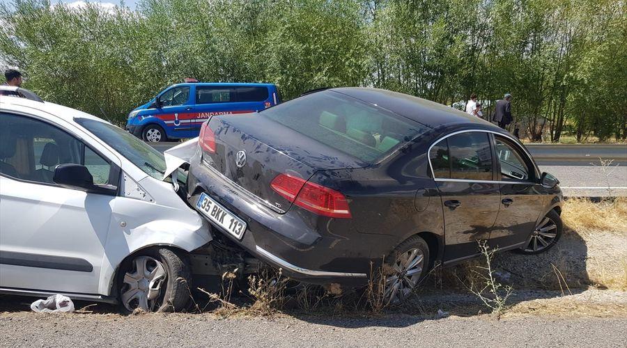 Ağrı'da İl Sağlık Müdürü ile 5 kişi trafik kazasında yaralandı