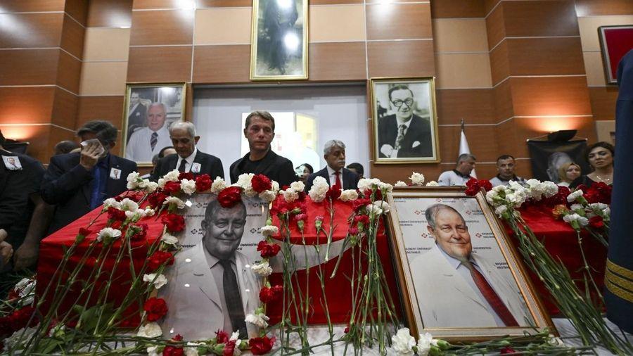 Ömrünü hastalarına adayan Prof. Dr. Ali Ayhan'a veda