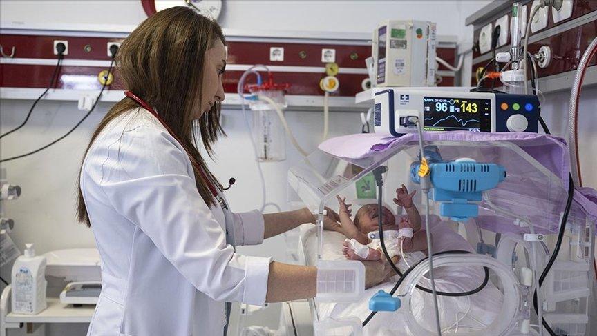 6 günlük bebeğe 'milimetrik' yemek borusu operasyonu