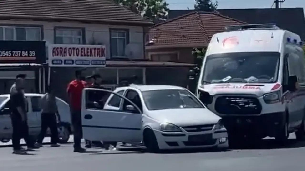 Düzce'de ambulans ile otomobil çarpıştı: 2 yaralı