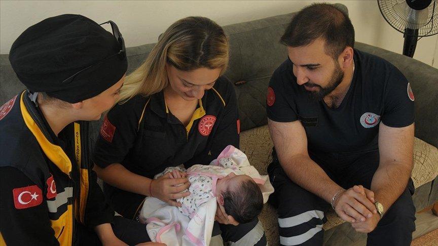 Yalova'da hastane yolunda doğumu başlayan kadın bebeğini ambulansta dünyaya getirdi