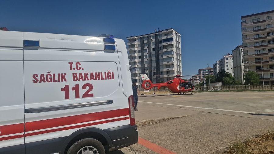 Diyarbakır'da ambulans helikopter uyluk kemiği kırılan hasta için havalandı