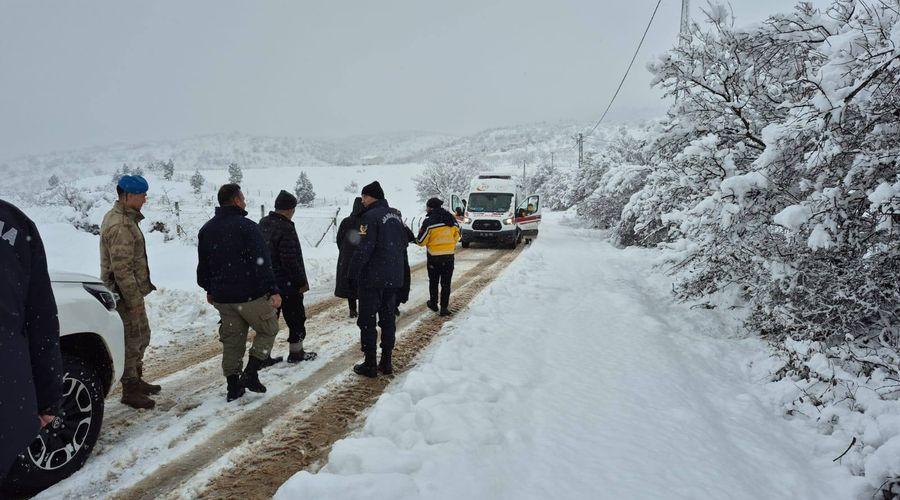 Kara saplanan ambulans iş makinesiyle kurtarıldı