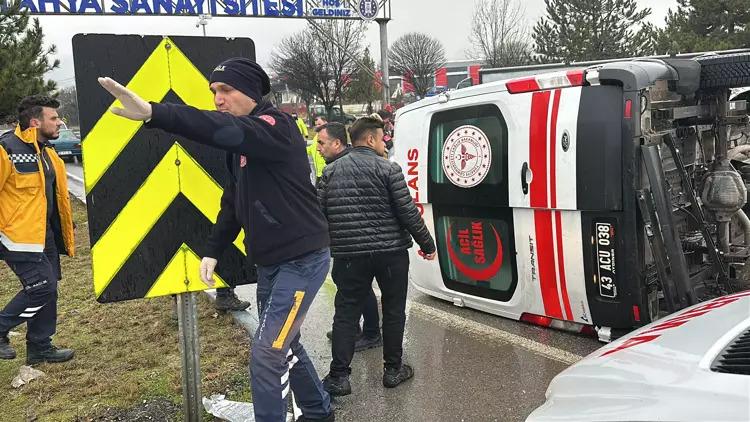 Kütahya'da otomobille çarpışan ambulans devrildi; 1 yaralı