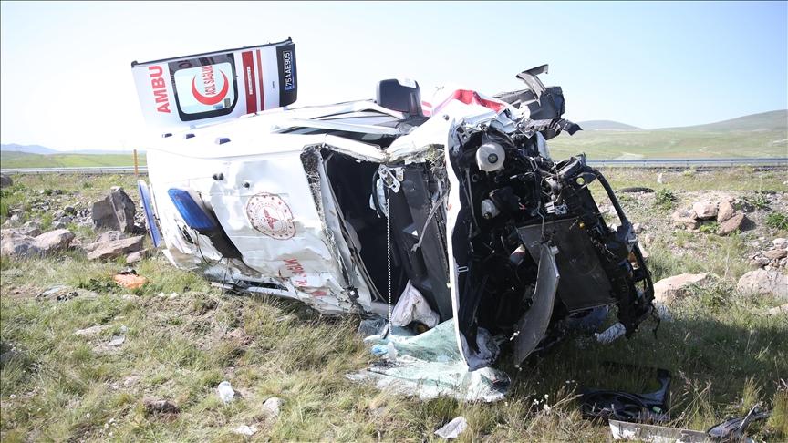 Kars'ta ambulans şarampole devrildi, 1'i doktor 4 sağlık çalışanı yaralandı