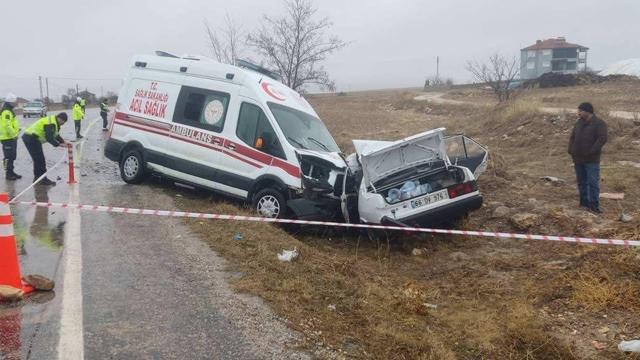 Ambulans ile otomobil çarpıştı: 1 ölü