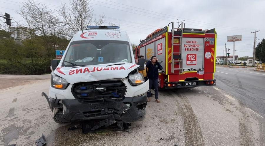 Kocaeli'de hasta taşıyan ambulans otomobille çarpıştı: 2 yaralı
