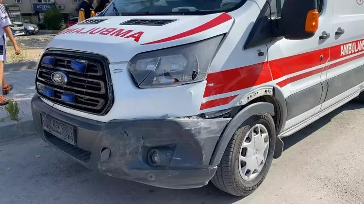 Elazığ'da ambulans ile hafif ticari araç çarpıştı: 2 yaralı