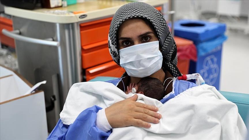 Ambulans uçakla sevk edildiği Sivas'ta prematüre üçüz dünyaya getirdi